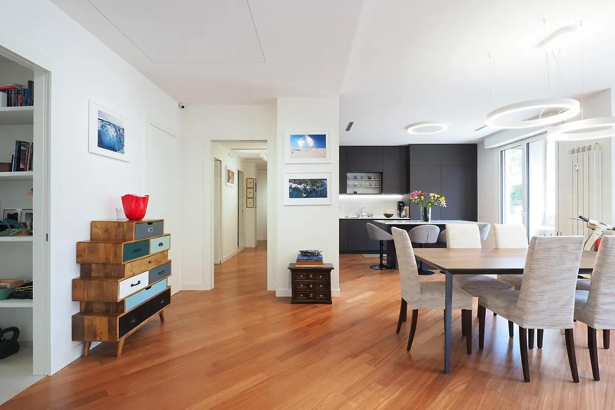 Bright Three Bedroom With Balconies Porta Romana Milan Italy