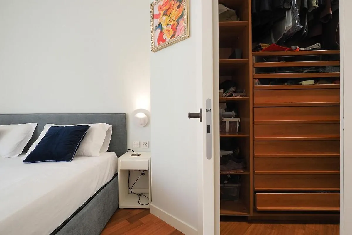 Bright Three Bedroom With Balconies Porta Romana Milan Apartment