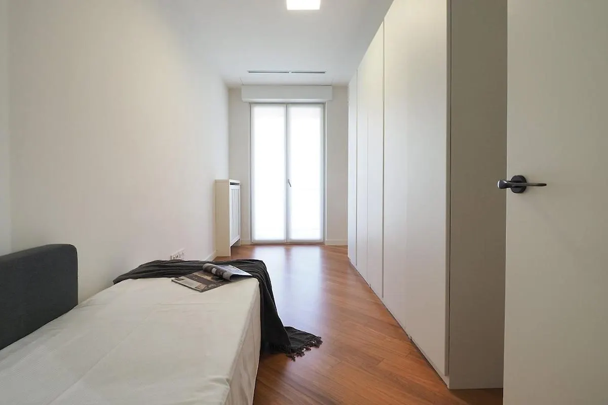 Apartment Bright Three Bedroom With Balconies Porta Romana Milan