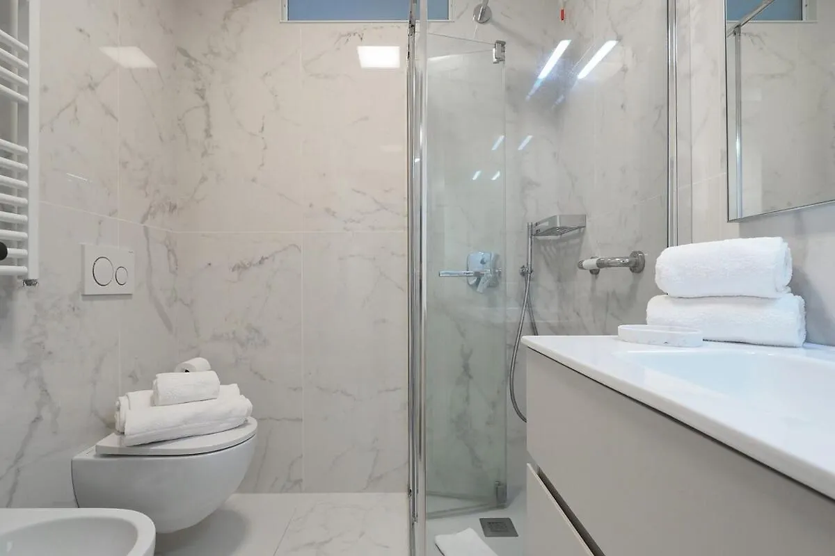 Bright Three Bedroom With Balconies Porta Romana Milan Italy
