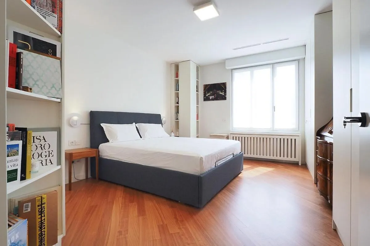 Bright Three Bedroom With Balconies Porta Romana Milan 0*,  Italy