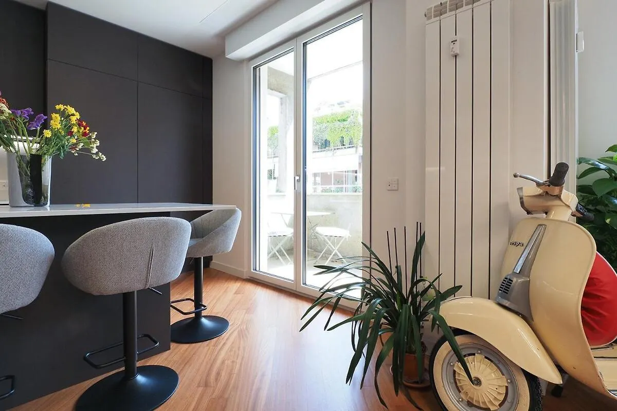 Bright Three Bedroom With Balconies Porta Romana Milan