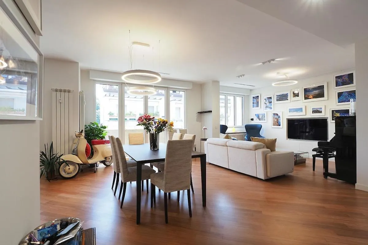 Bright Three Bedroom With Balconies Porta Romana Milan