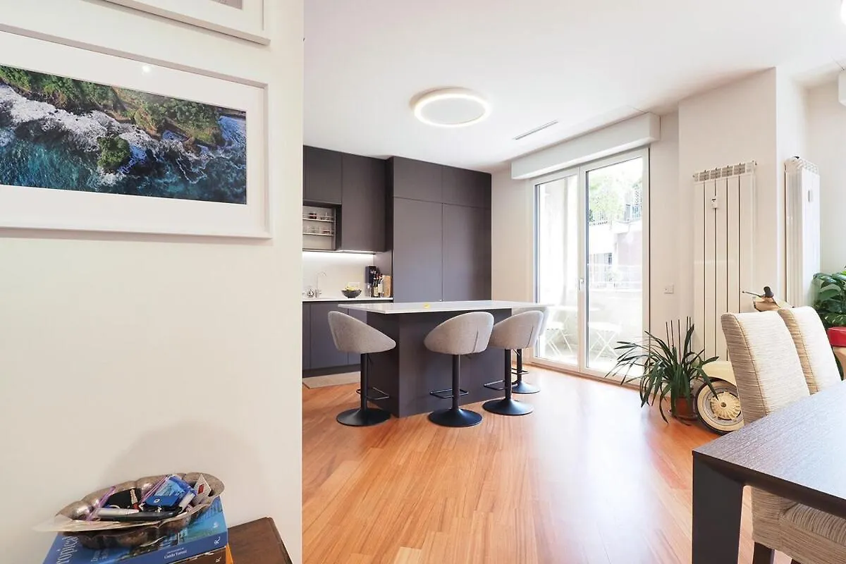 Bright Three Bedroom With Balconies Porta Romana Milan Italy