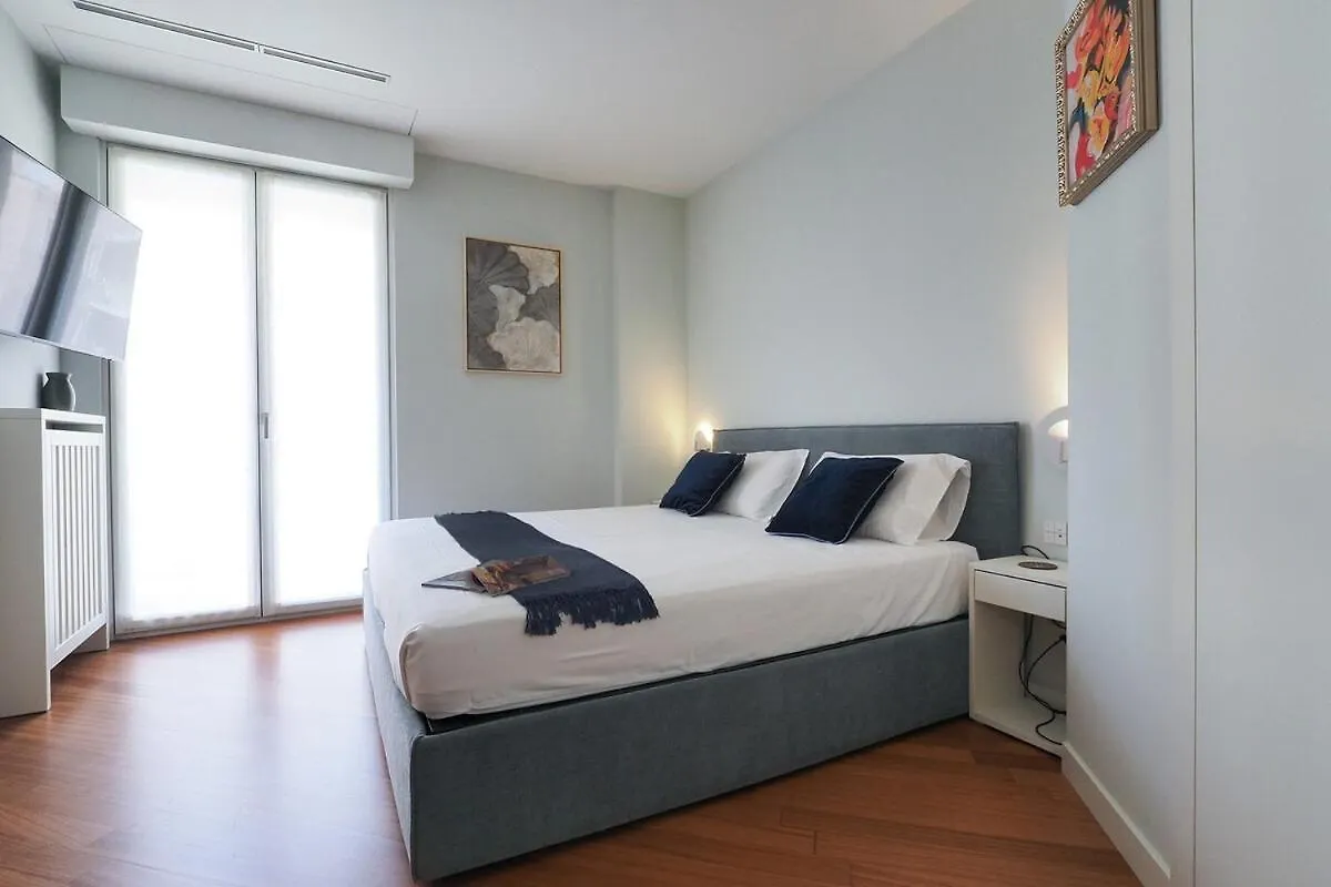 Bright Three Bedroom With Balconies Porta Romana Milan Apartment