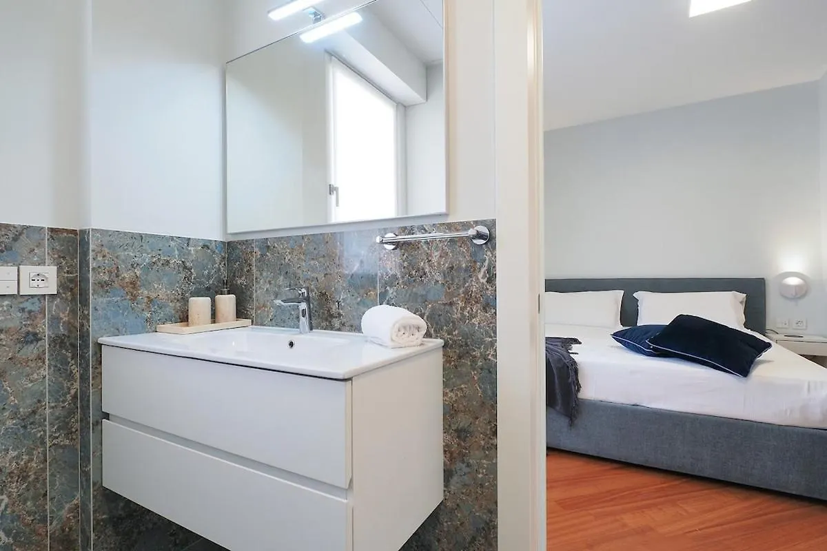 Bright Three Bedroom With Balconies Porta Romana Milan Apartment