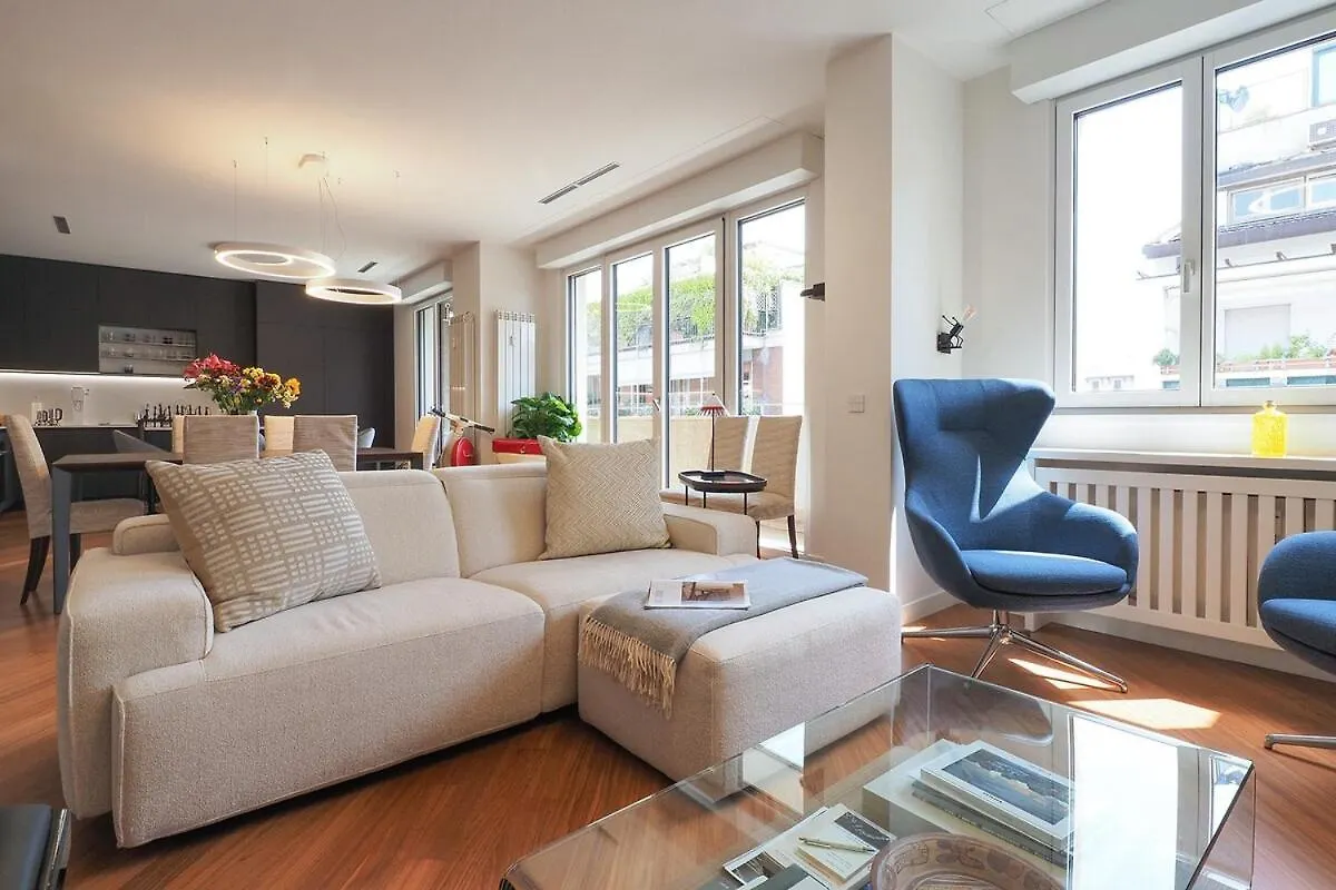 Bright Three Bedroom With Balconies Porta Romana Milan
